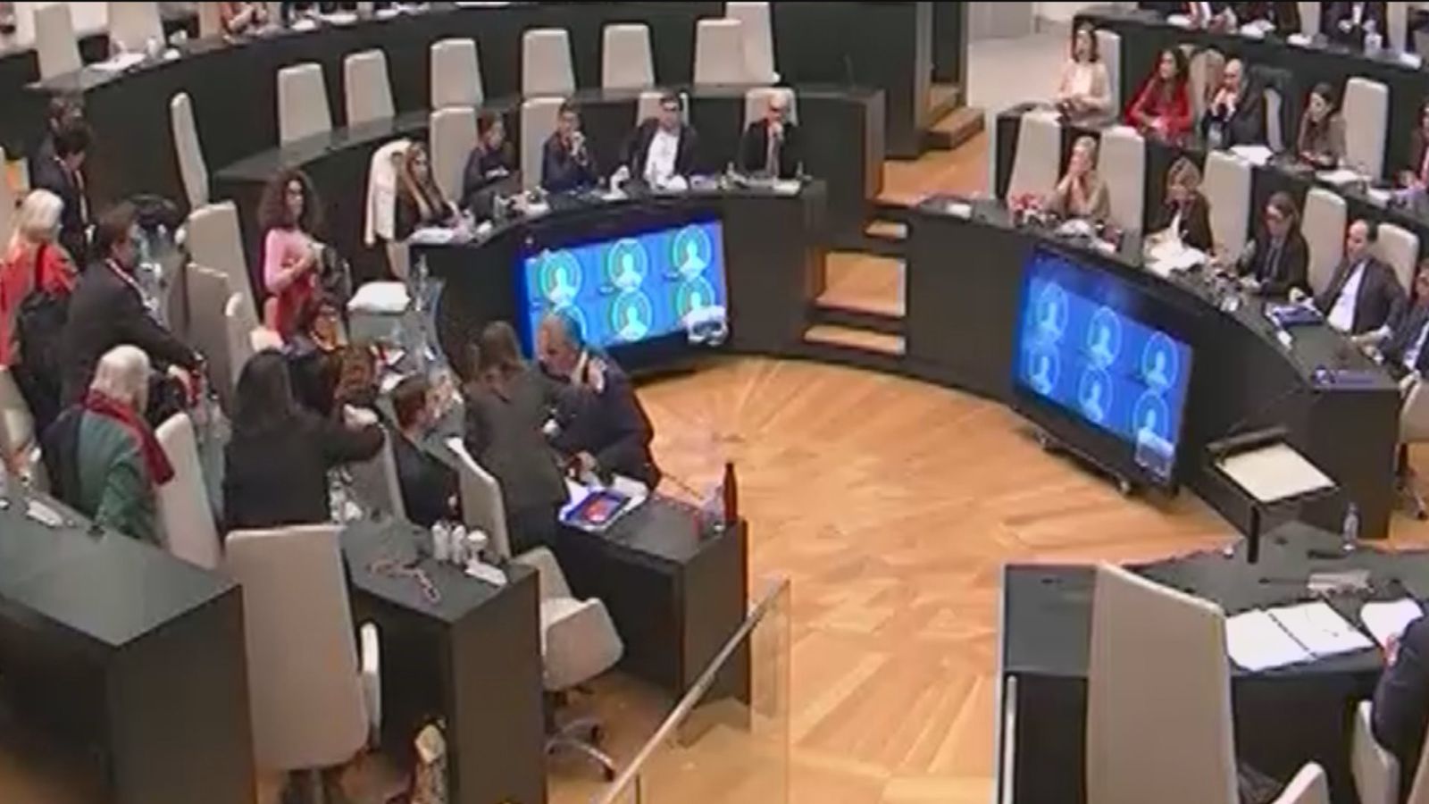Concejales de PSOE y Más Madrid abandonan el Pleno después de que Ortega Smith se haya encarado al  portavoz de Más Madrid, Rubiño, tirando una botella