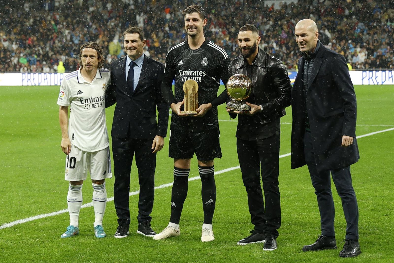 Modric, Casillas, Curtois, Benzema y Zidane posan antes de comenzar el partido