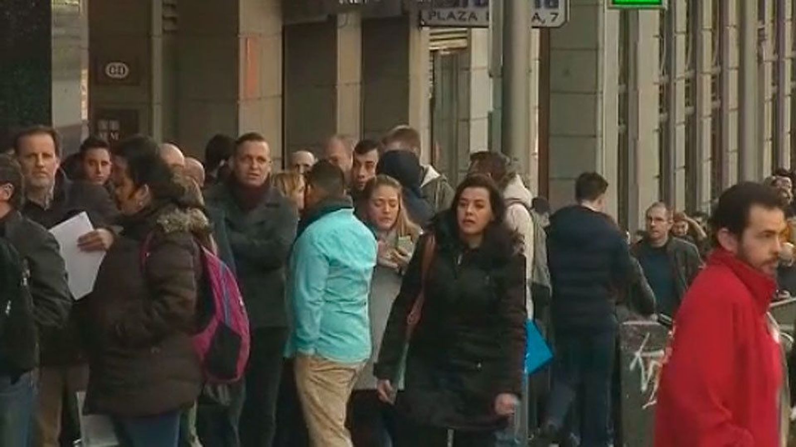 Miles de personas forman cola para optar a un empleo en el hotel de Plaza de España