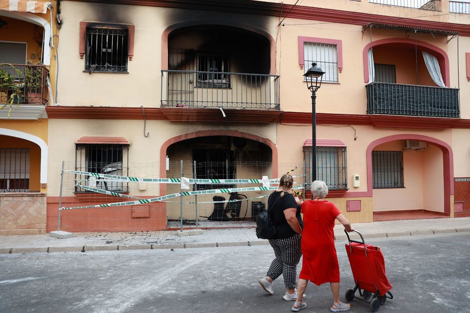 Un móvil en carga sobre un sofá causó el incendio de Guillena (Sevilla) con cuatro fallecidos