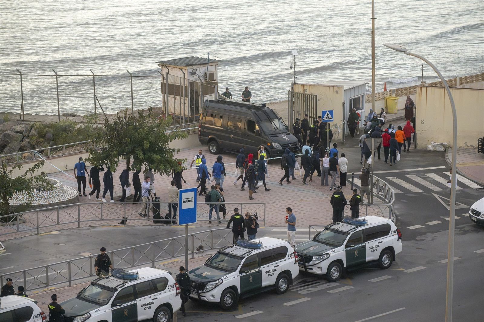Efectivos de la Guardia Civil, Policía Nacional y Ejército vigilan la frontera del Tarajal, a 23 de septiembre de 2026, en Ceuta
