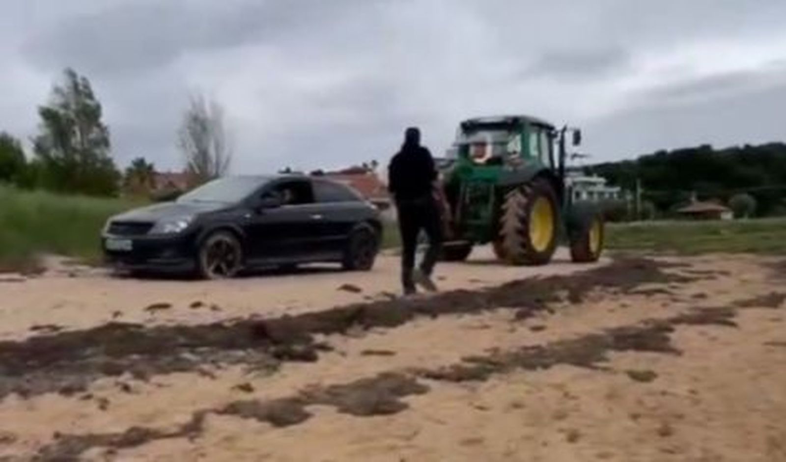 Un tractor saca el coche del arenal