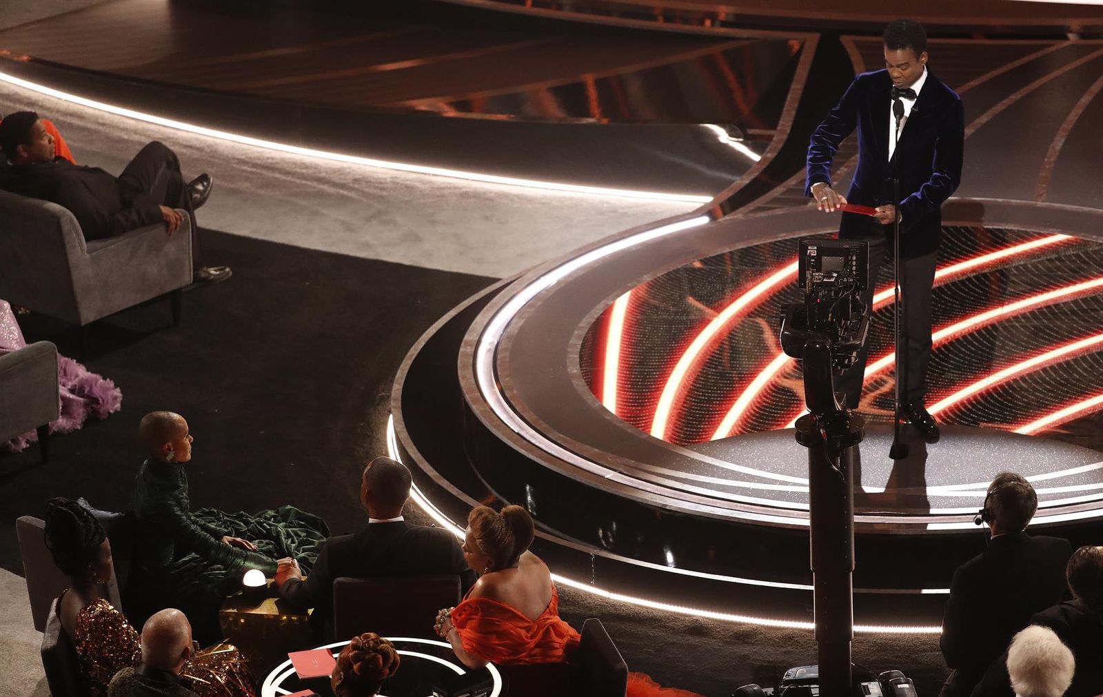 Jada Pinkett Smith (i) y Will Smith (d), ambos sentados con Chris Rock en el escenario