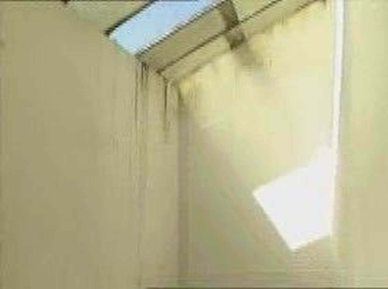 Un niño muerto y su hermana herida de gravedad al caer por una claraboya de un tejado en Badalona