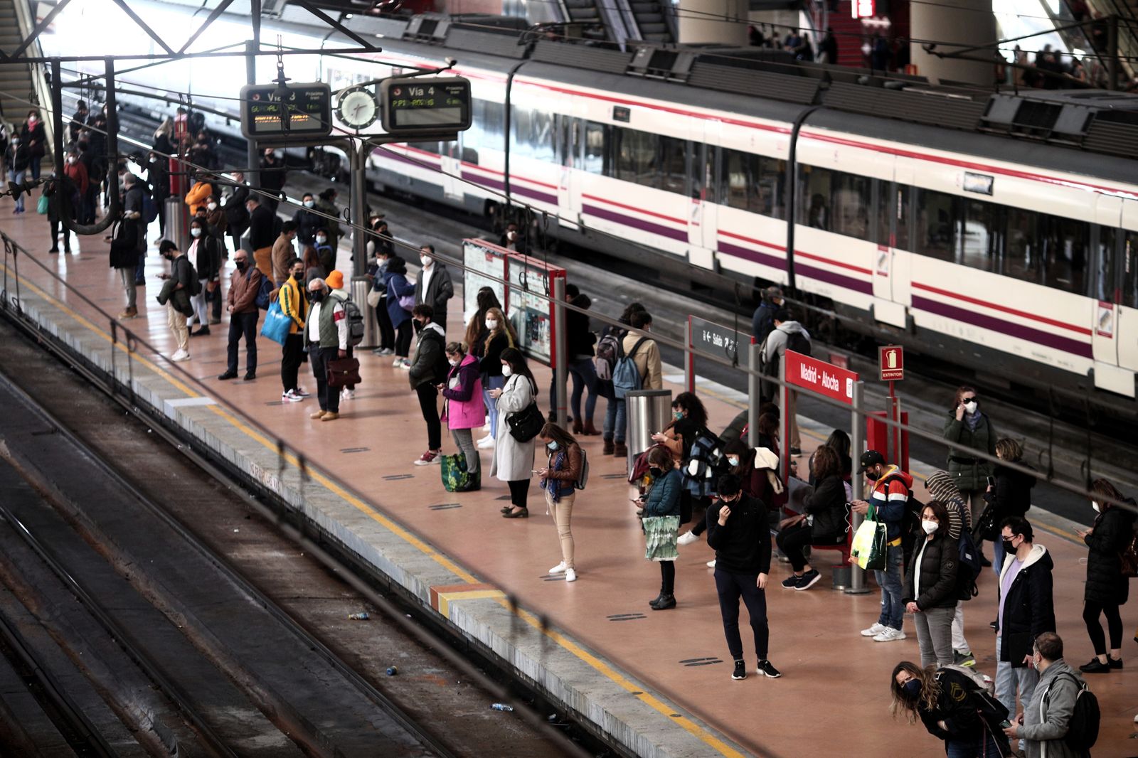 Viajeros esperando el Cercanías en la estación de Atocha