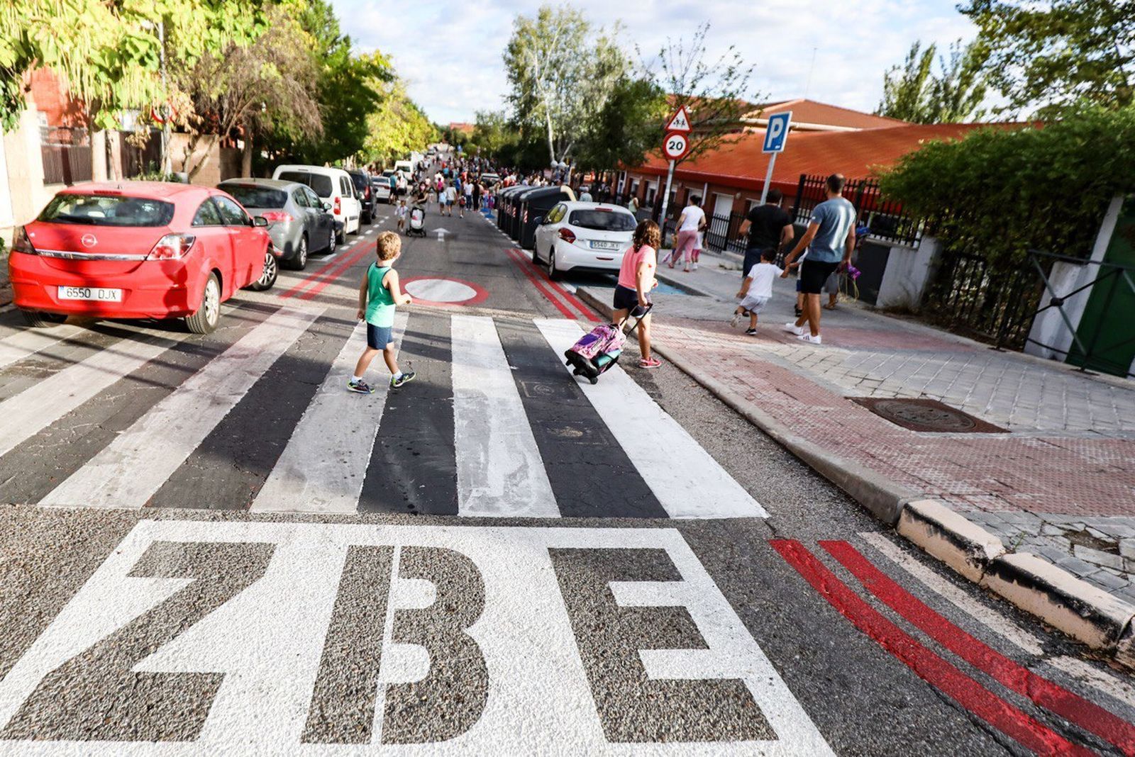 Zona de Bajas Emisiones cerca de un colegio