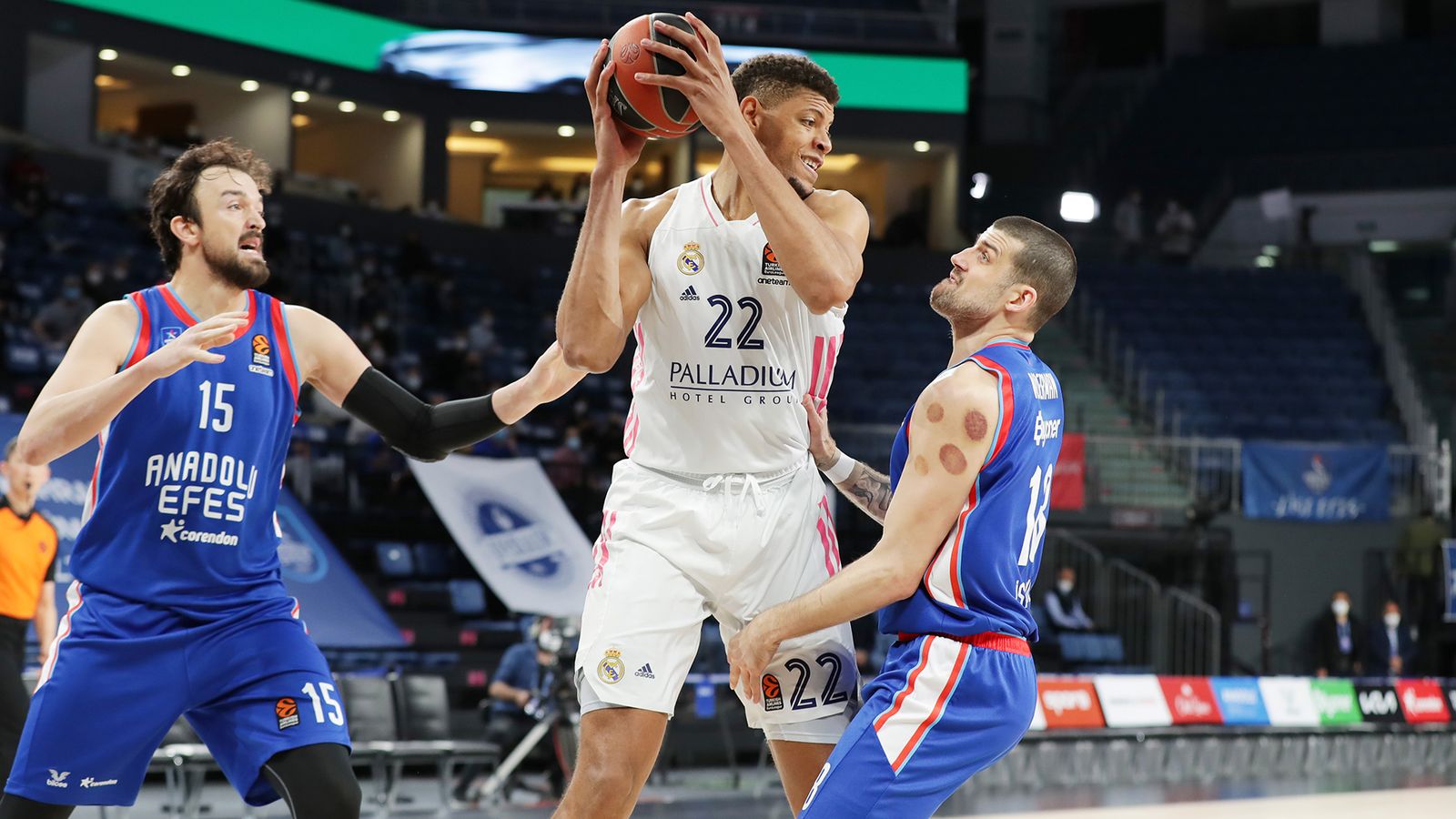 Tavares ante el Efes