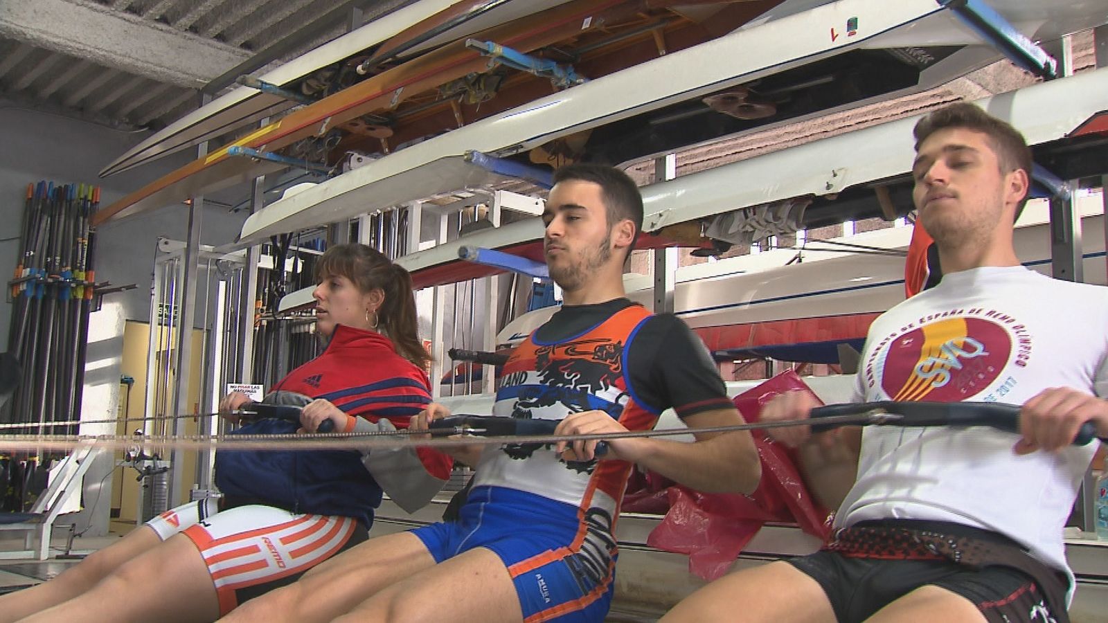 Entrenamiento de remo en el ginnasio