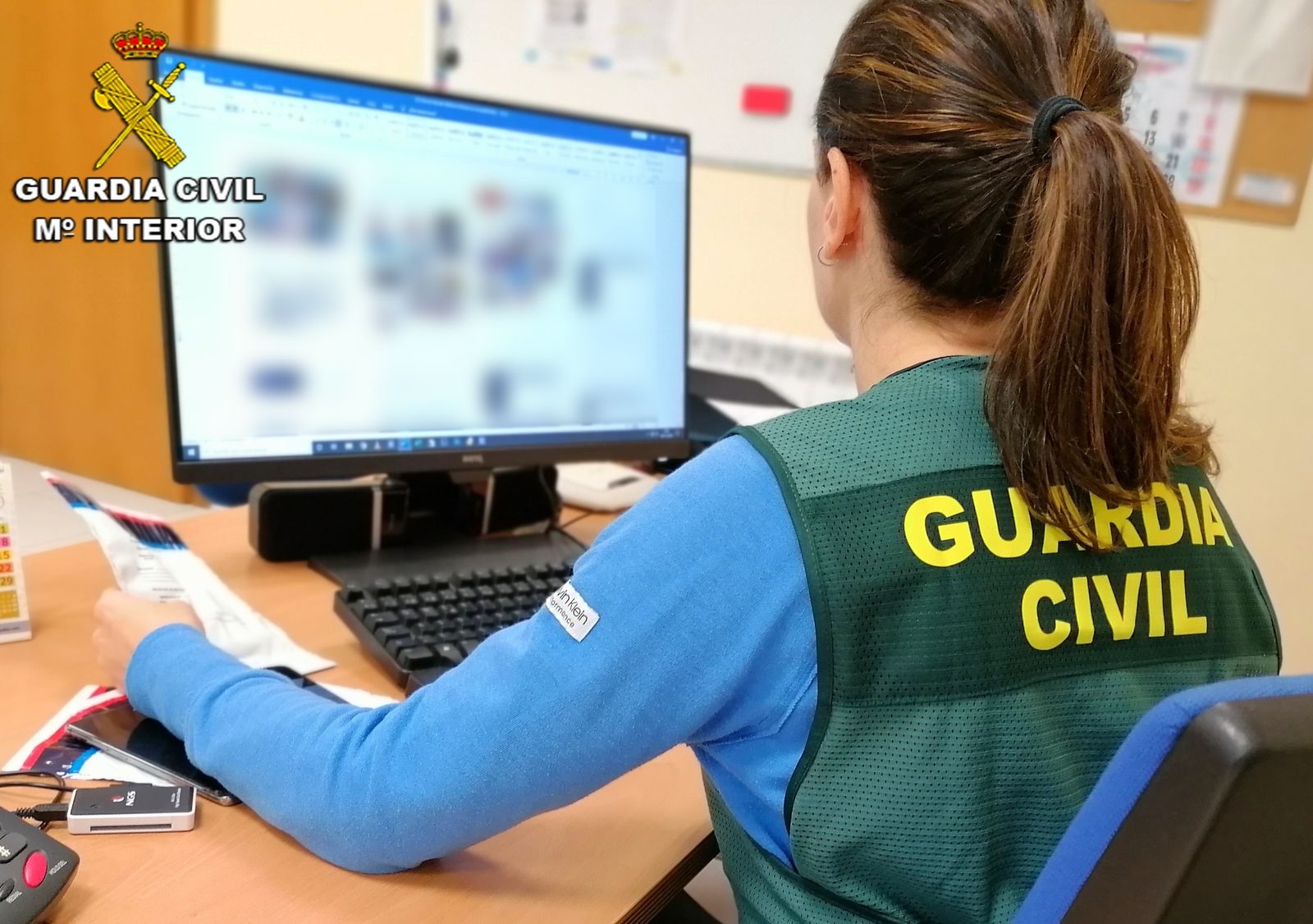 Agente de la Guardia Civil rastreando imágenes de pedófilos