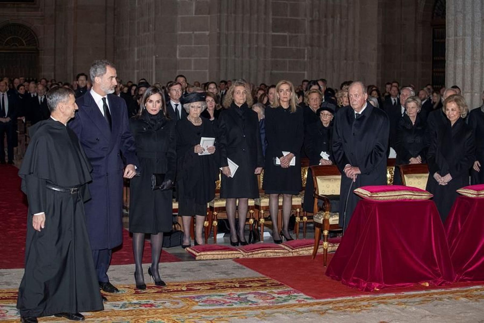 Felipe VI y la reina Letizia asisten con los reyes eméritos al  funeral por Pilar de Borbón