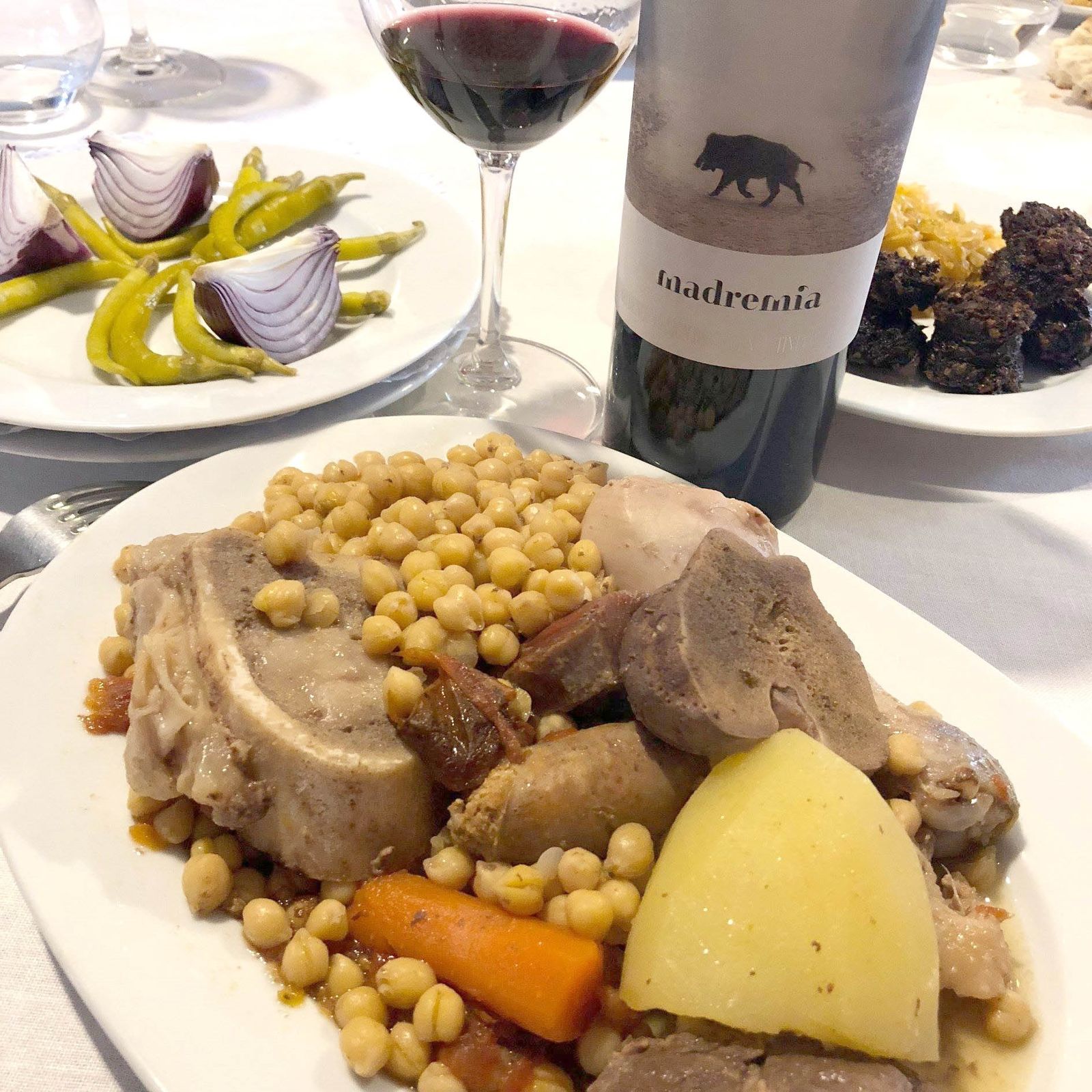 Plato de cocido madrileño