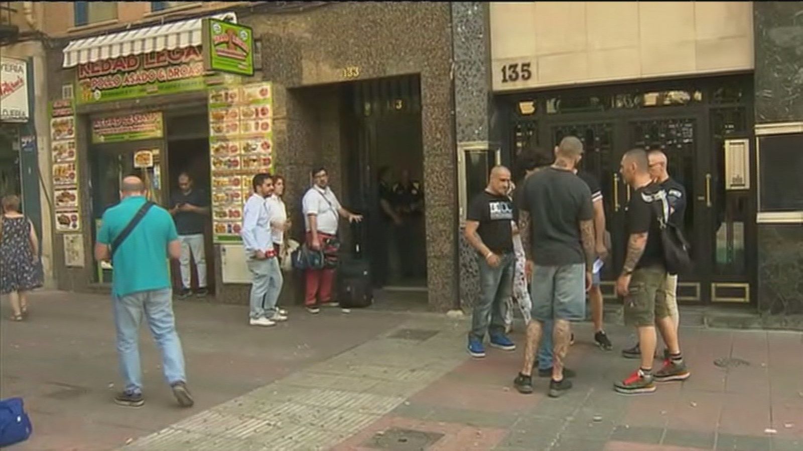 Una empresa de 'desokupación' bloquea la entrada del burdel de Delicias 133