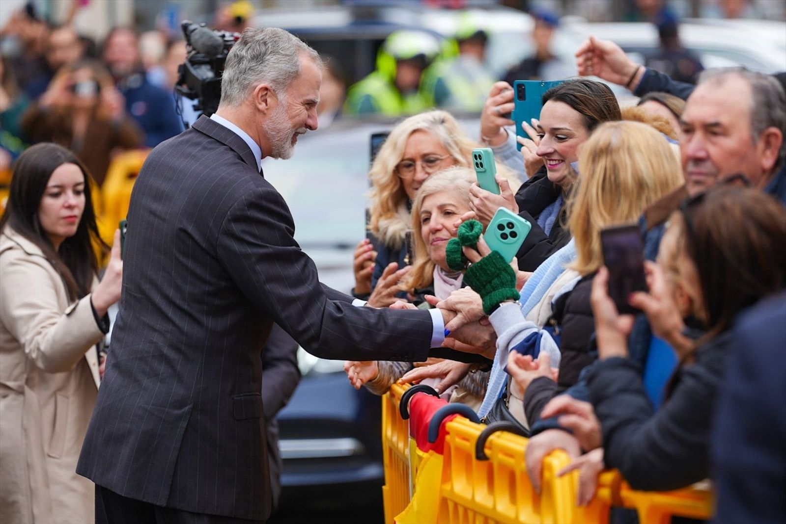 Felipe VI visita el centro de parálisis cerebral de Dos Hermanas entre aplausos de los vecinos