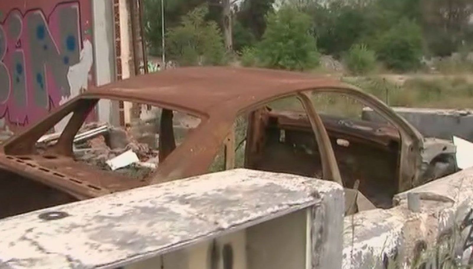 Una nave abandonada en Villaverde Alto, convertida en un vertedero y en un peligro para los vecinos