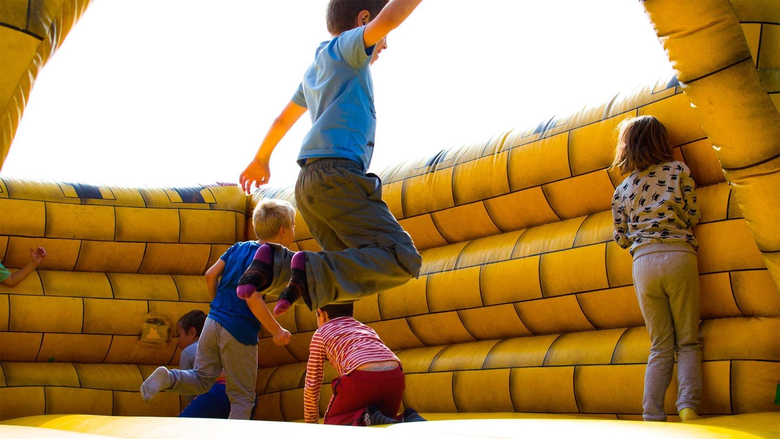 Niños y niñas juegan en un parque infantil