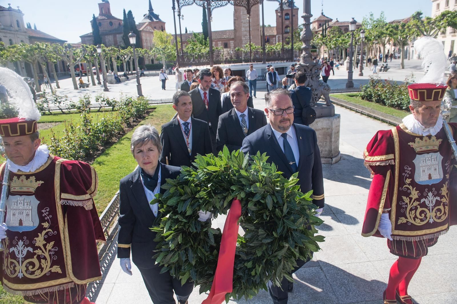 Homenaje del Ayuntamiento de Alcalá de Henares en la estatua de Cervantes