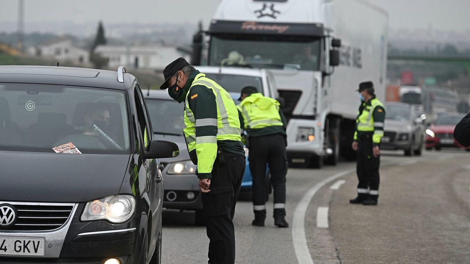Agentes de la Guardia Civil realizan controles en una carretera