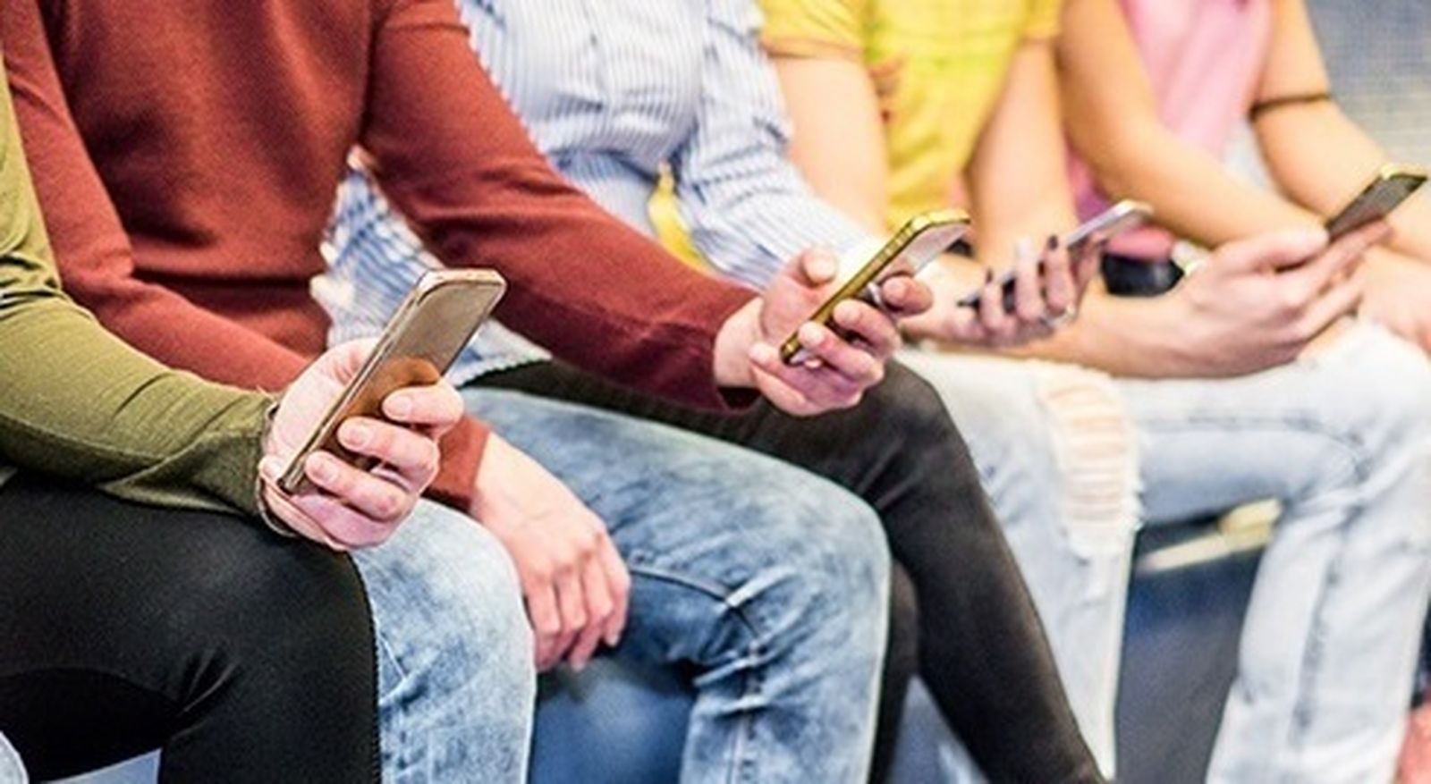 Adolescentes con sus teléfonos móviles