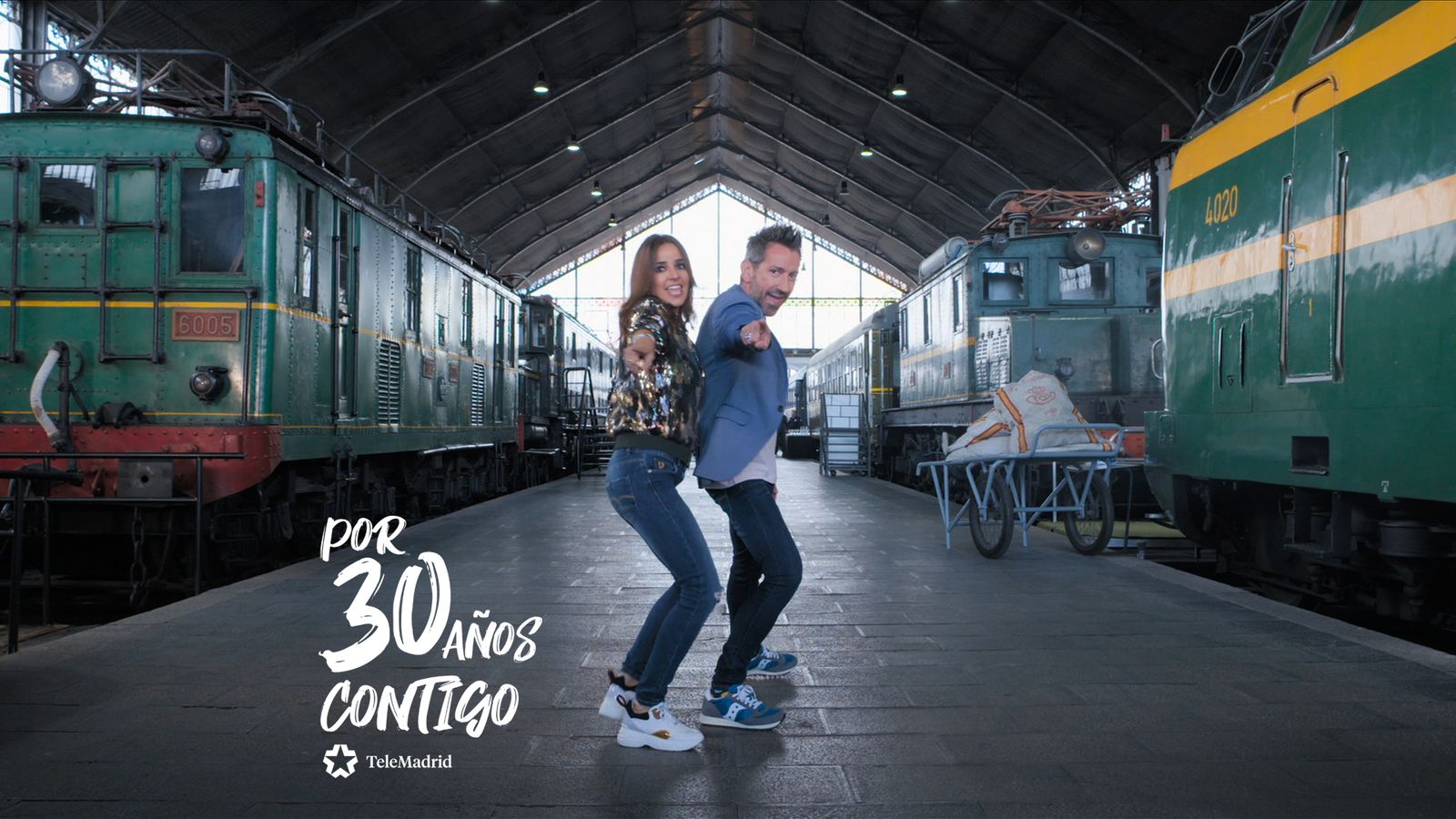 Carmen Alcayde y David Valdeperas, presentadores de 'Aquí hay madroño'.
