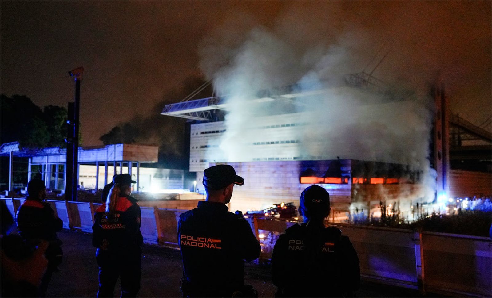 Extinguido el incendio declarado anoche en el edificio anexo al auditorio Rocío Jurado de Sevilla