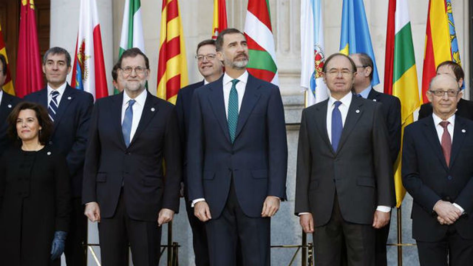 -El Rey Felipe VI poco antes de la fotografía de familia de los asistentes a la VI Conferencia de Presidentes