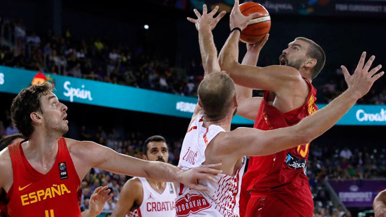 Marc Gasol, pelea un balón en presencia de Pau Gasol, ante la oposición Luka Zoric