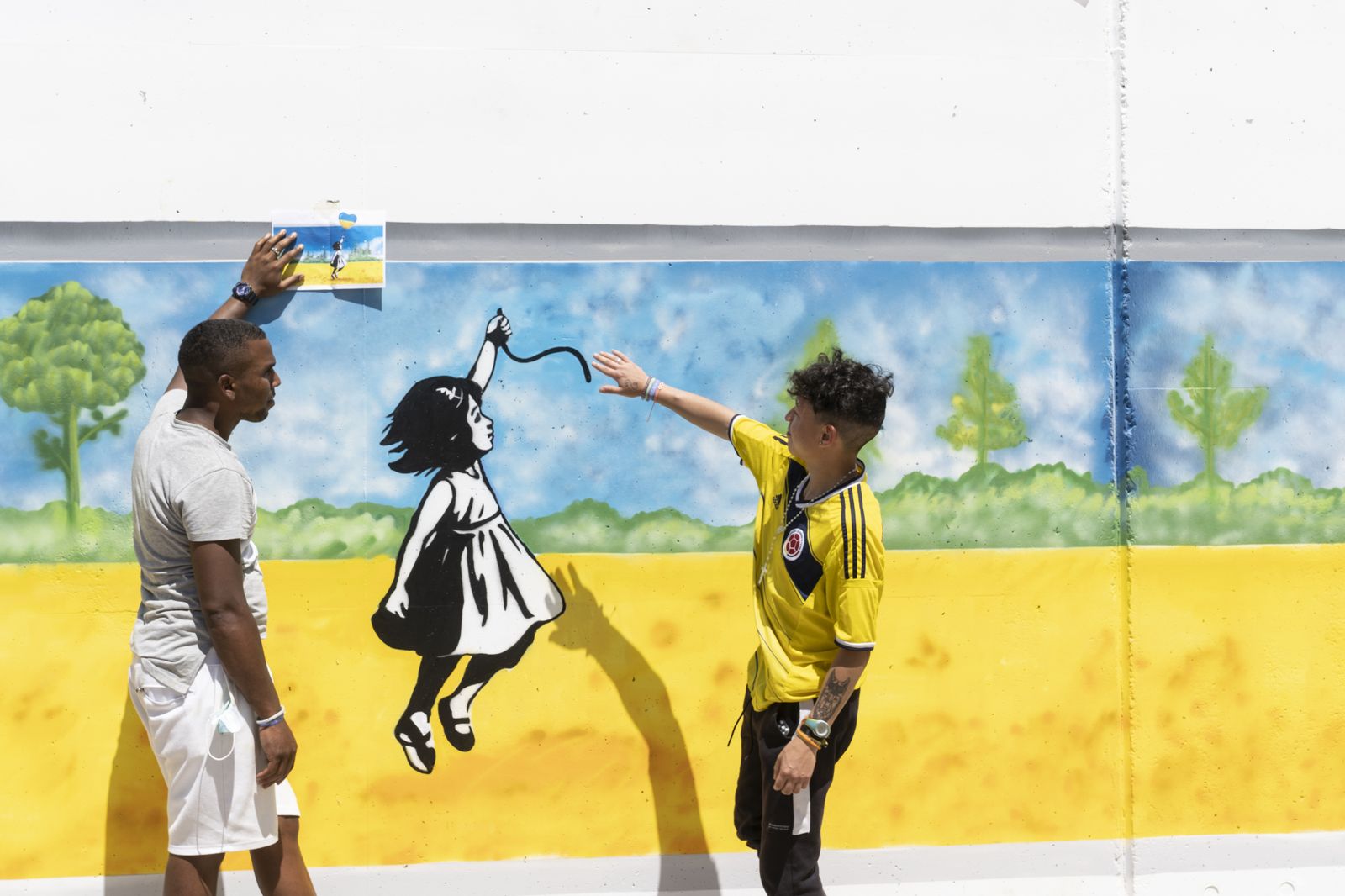 Dos personas dialogan sobre el resultado del mural en el patio de la cárcel de Soto