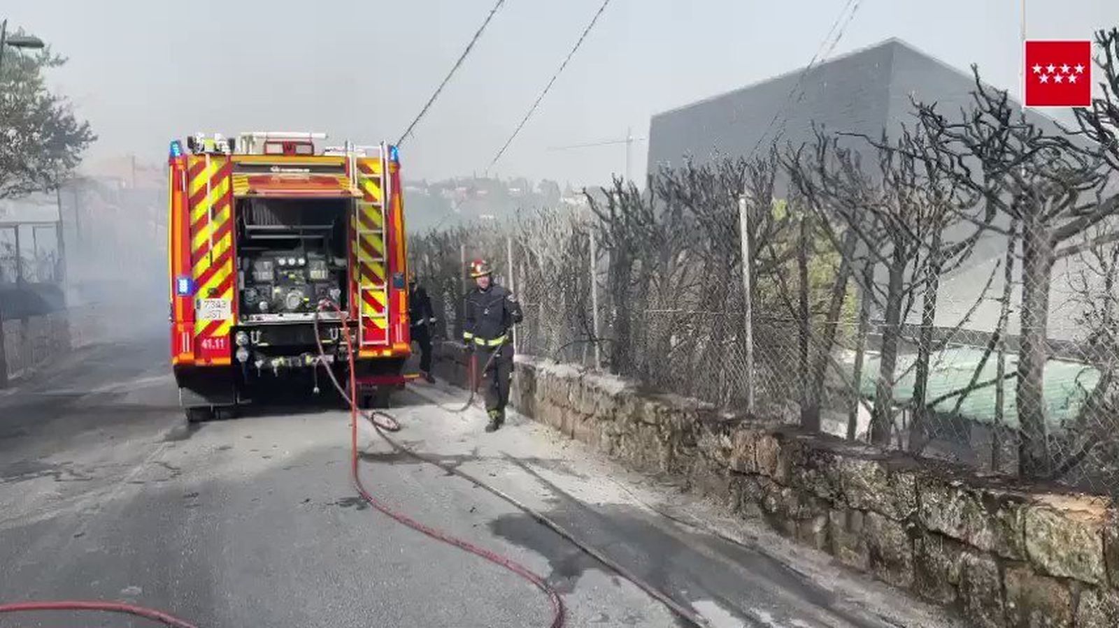 Bomberos de la Comunidad de Madrid trabajan en el incendio de Torrelodones