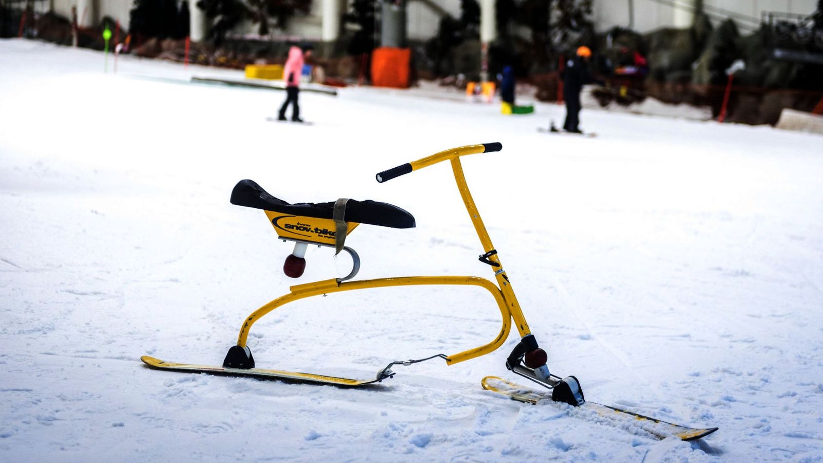 En plena ola de calor, montar en bici rodeados de nieve es posible en Arroyomolinos