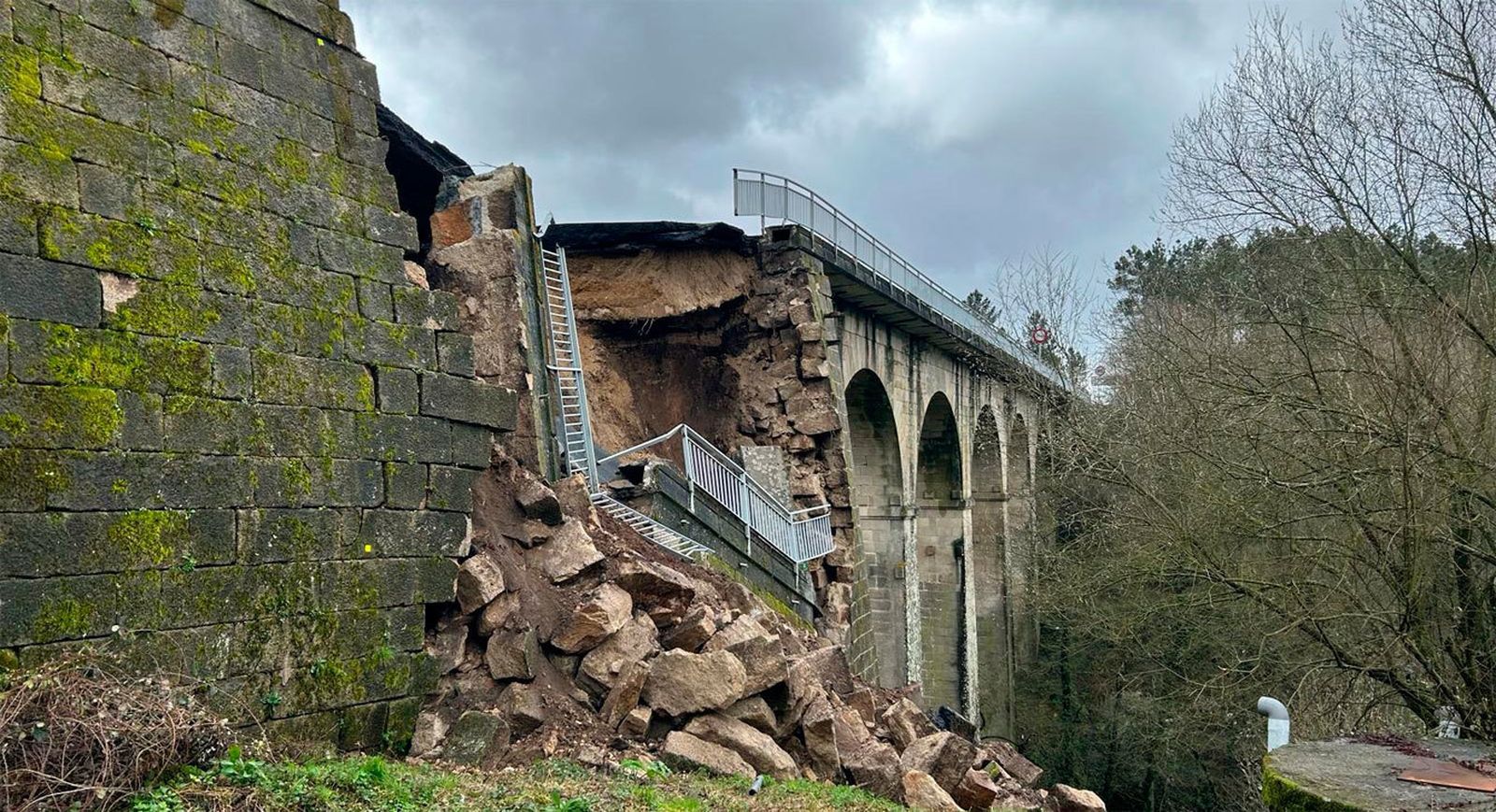 Colapsa parte de un puente sobre la carretera  OU-536 en Xunqueira de Espadanedo (Ourense)