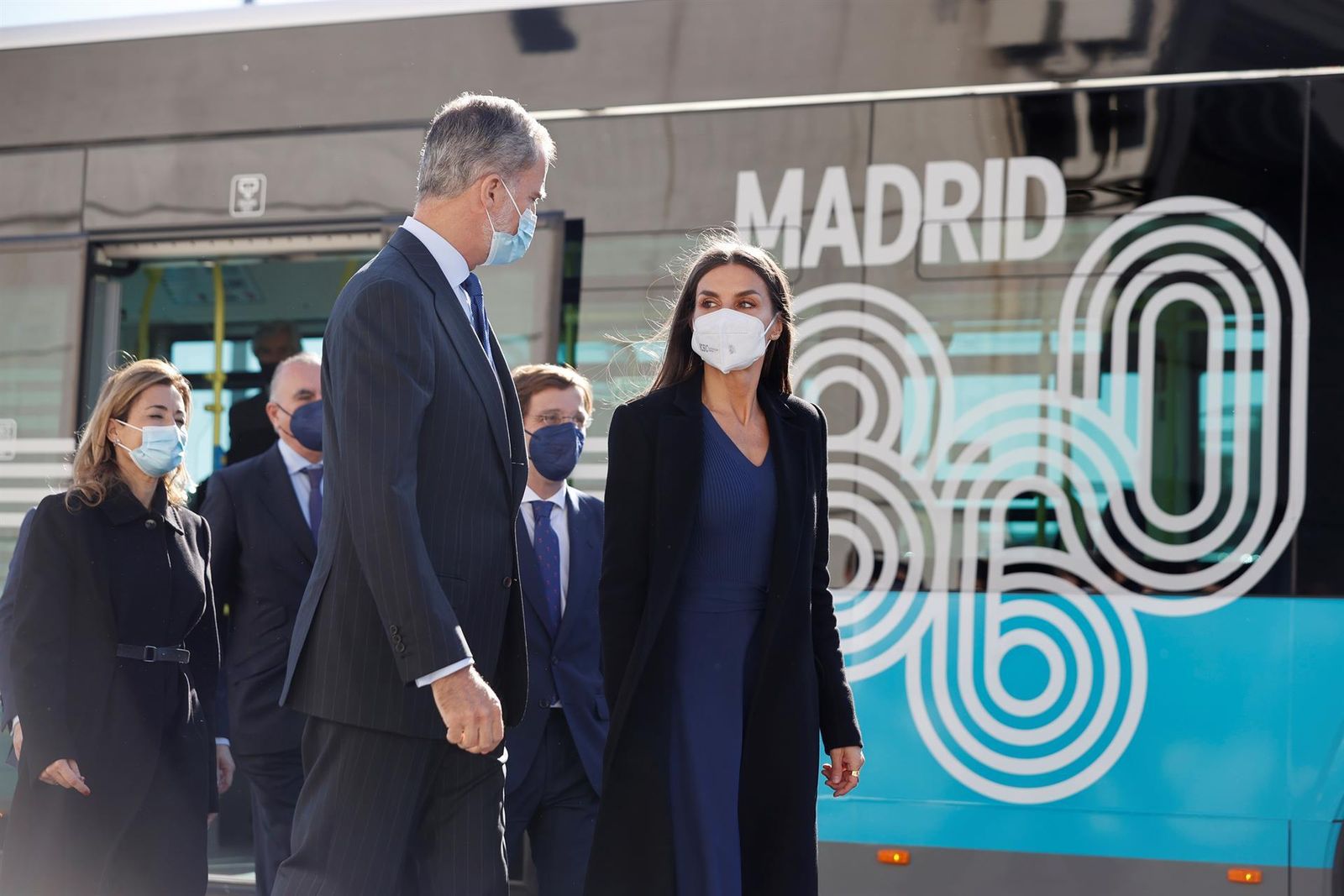 Los reyes viajan en un autobús de línea de la EMT por su 75 aniversario