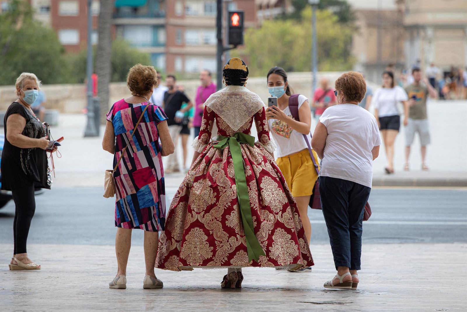 Una fallera se toma unas fotografías en el centro histórico de València