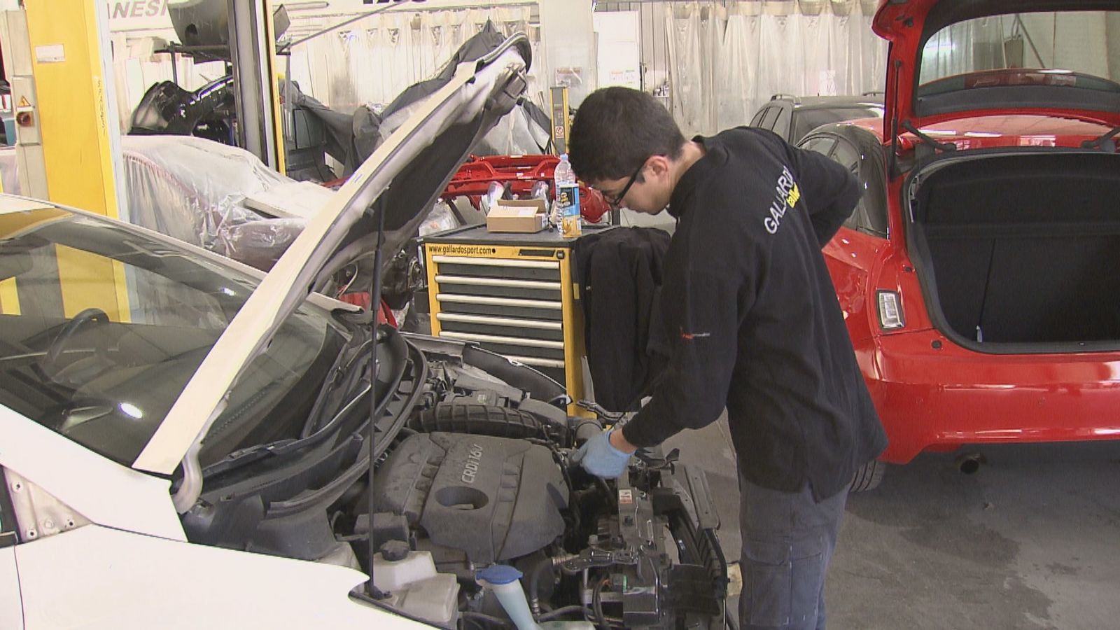 Un joven estudiante de FP de mecánica de coches
