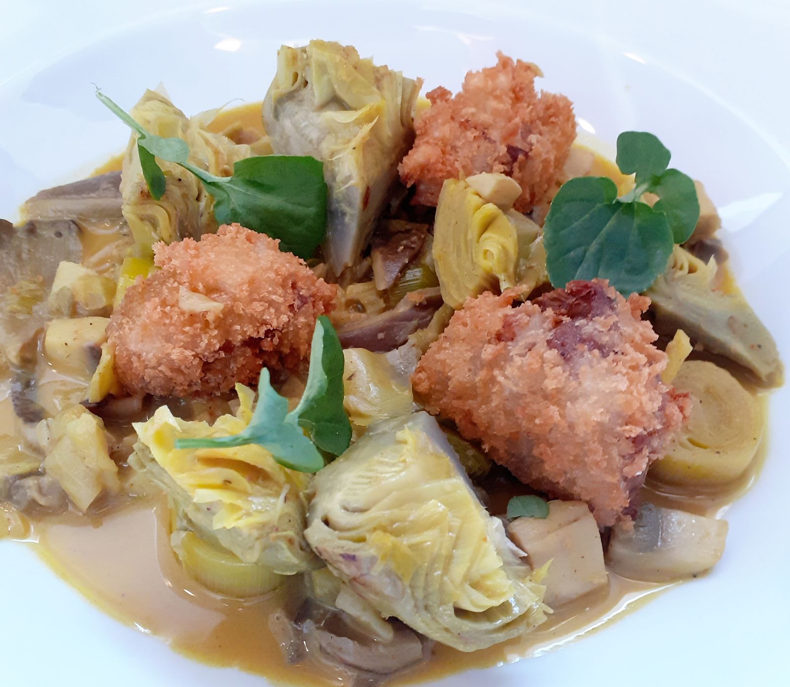 Presentación de plato de alcachofas