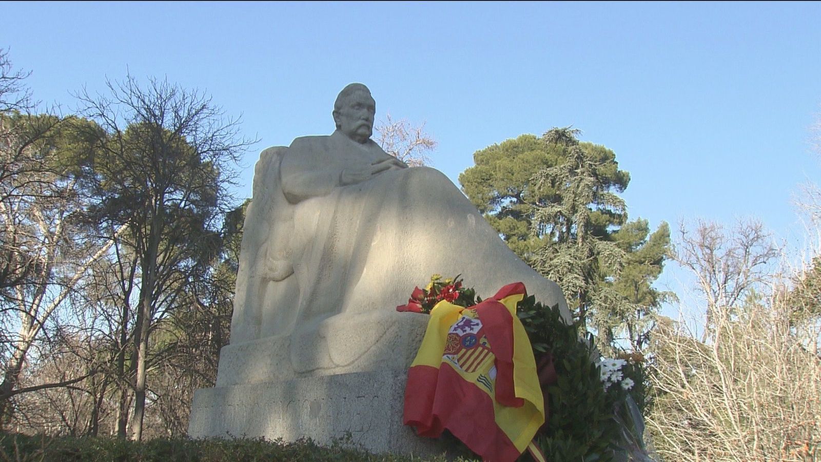 Una ofrenda floral da por inaugurado el 2020 de Galdós en Madrid