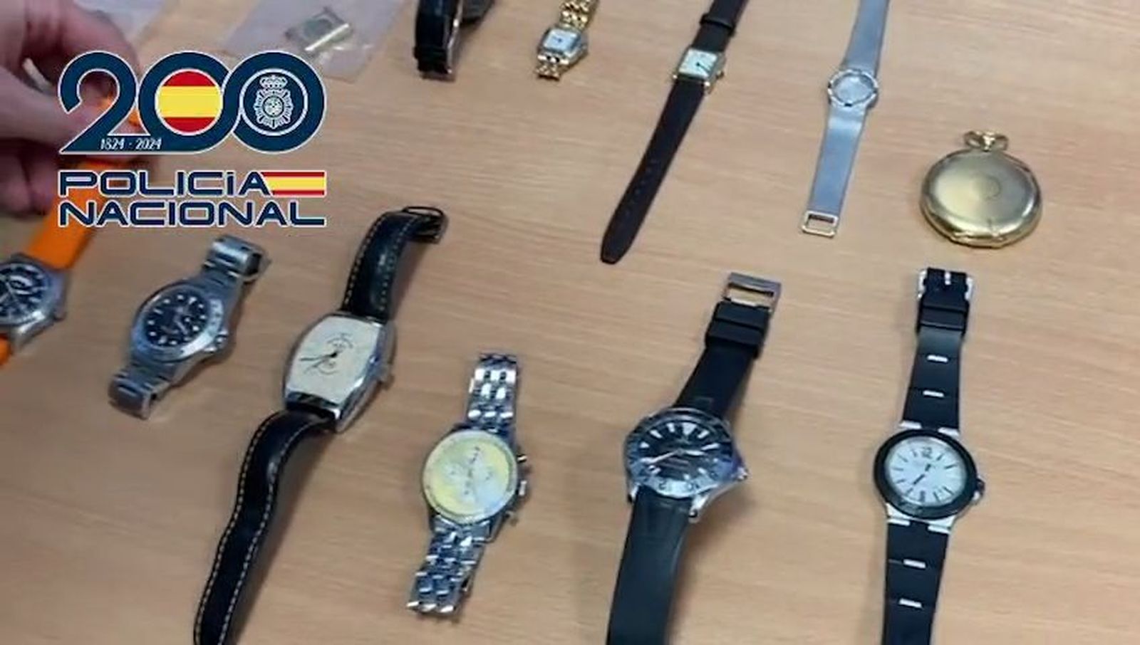 Detenido el dueño de una tienda de reparación de relojes por apropiarse de varios de lujo