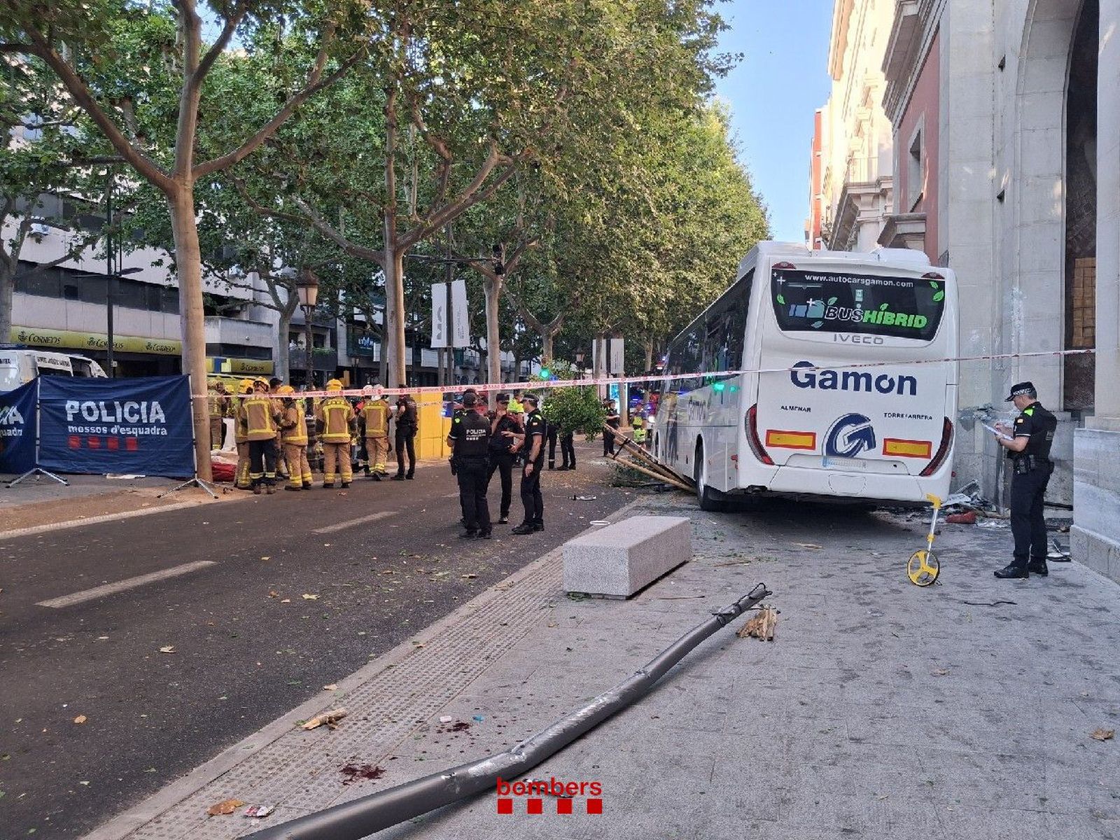 Más de 40 heridos, cinco críticos, al estrellarse un autocar contra un edificio en Lérida