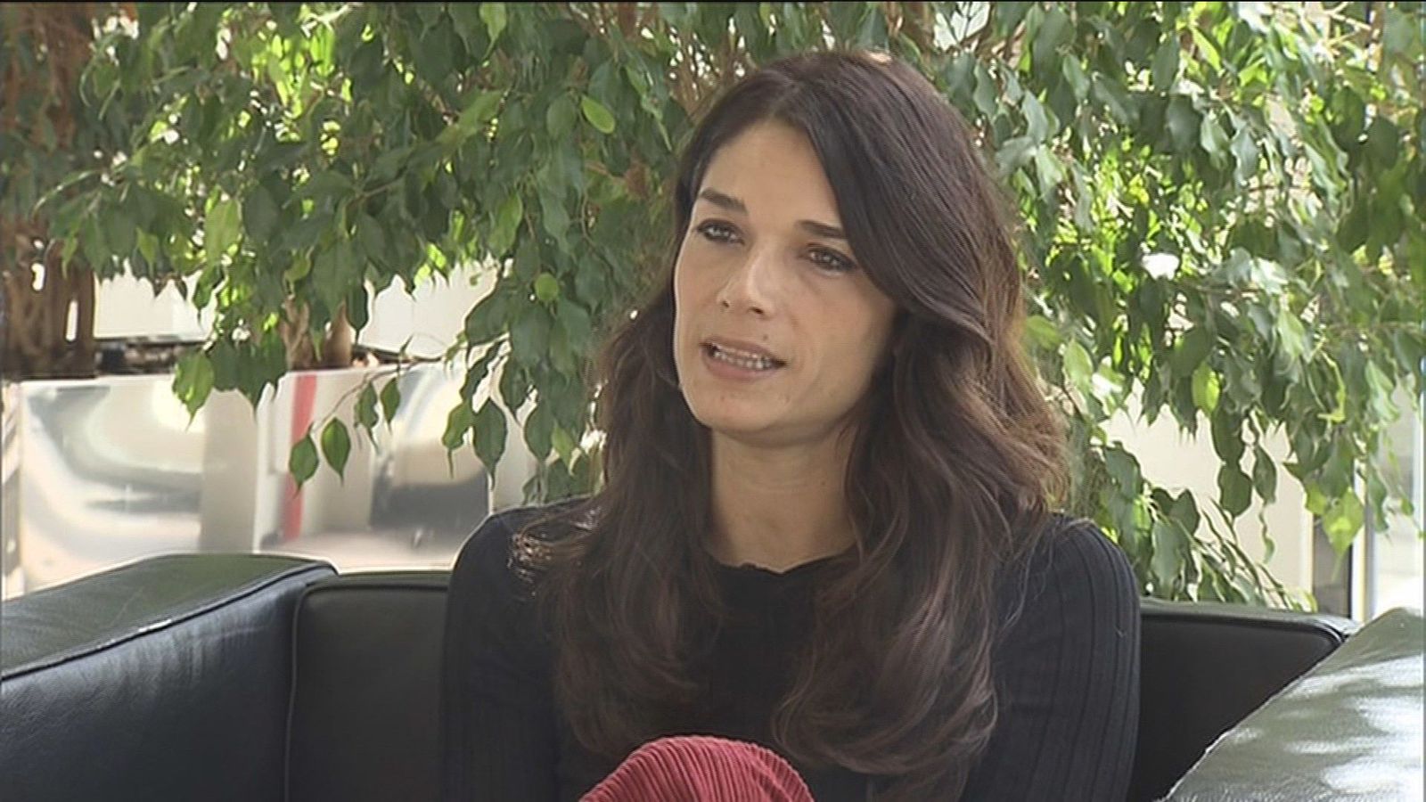 Las candidatas y hermanas Clara e Isabel Serra escenifican la ruptura interna de Podemos
