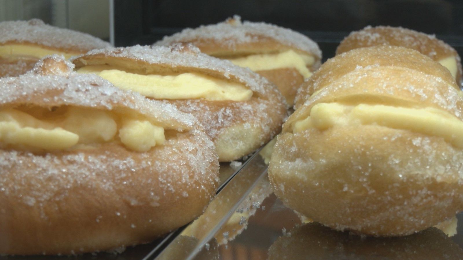 Todos los dulces típicos de los pueblos de Madrid reunidos en una cafetería de Retiro