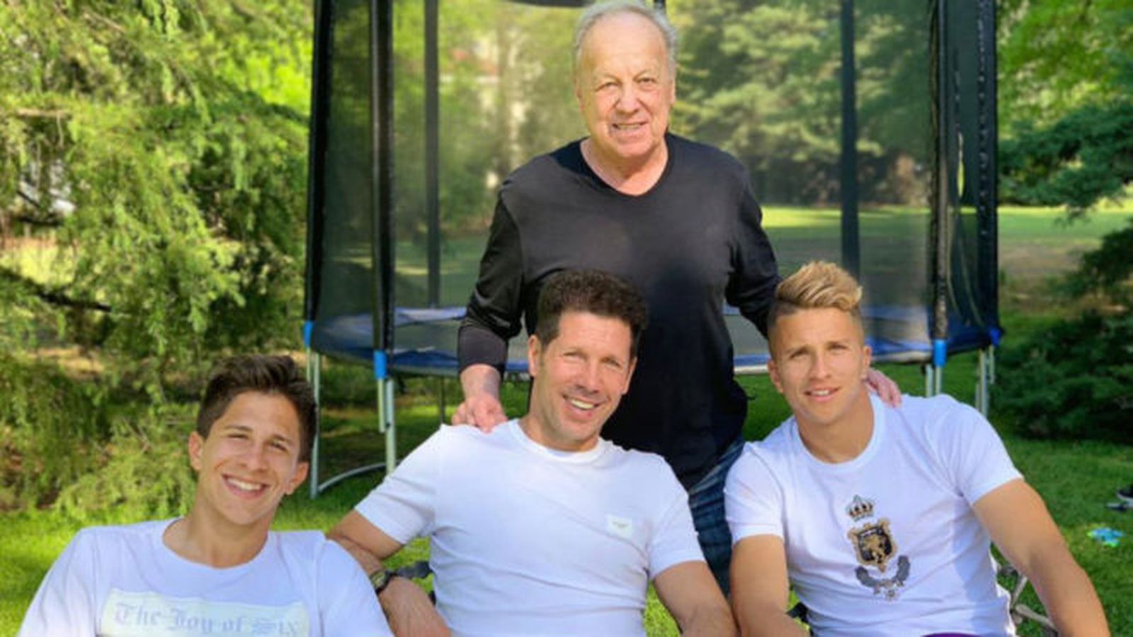 Carlos Simeone con su hijo y sus nietos