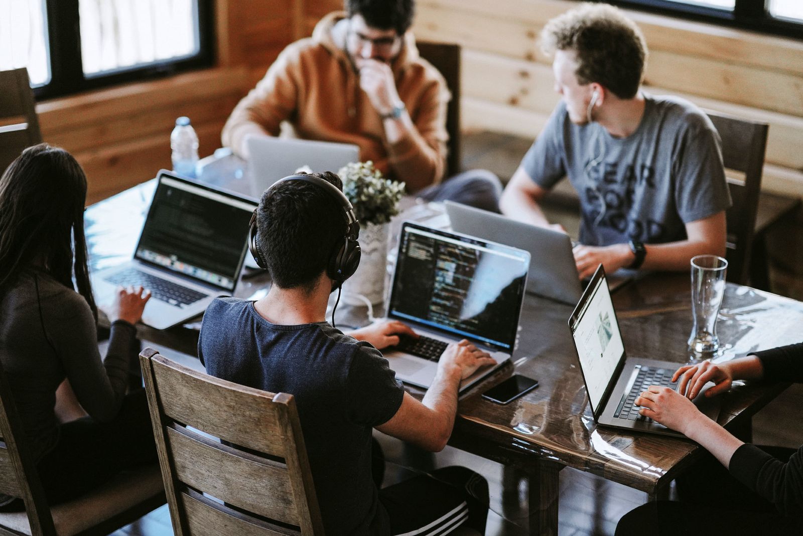 Un grupo de emprendedores trabajan en un espacio coworking