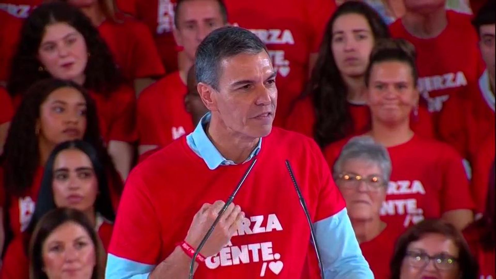 Sánchez se pone la camiseta de campaña, apela a la movilización y alerta de recortes