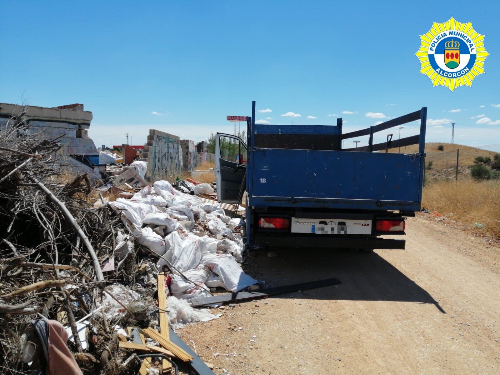 Un camión tira escombros en una zona prohibida