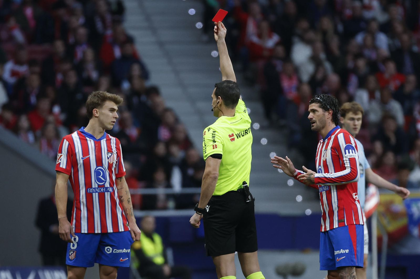 El árbitro Juan Martínez Munuera muestra la tarjeta roja al centrocampista del Atlético de Madrid Pablo Barrios