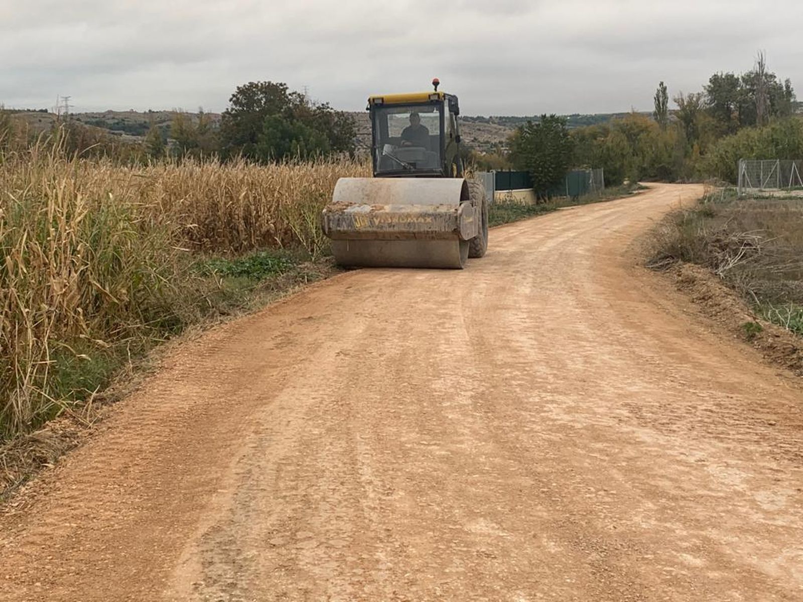 Maquinaria trabajando en los caminos de Morata de Tajuña