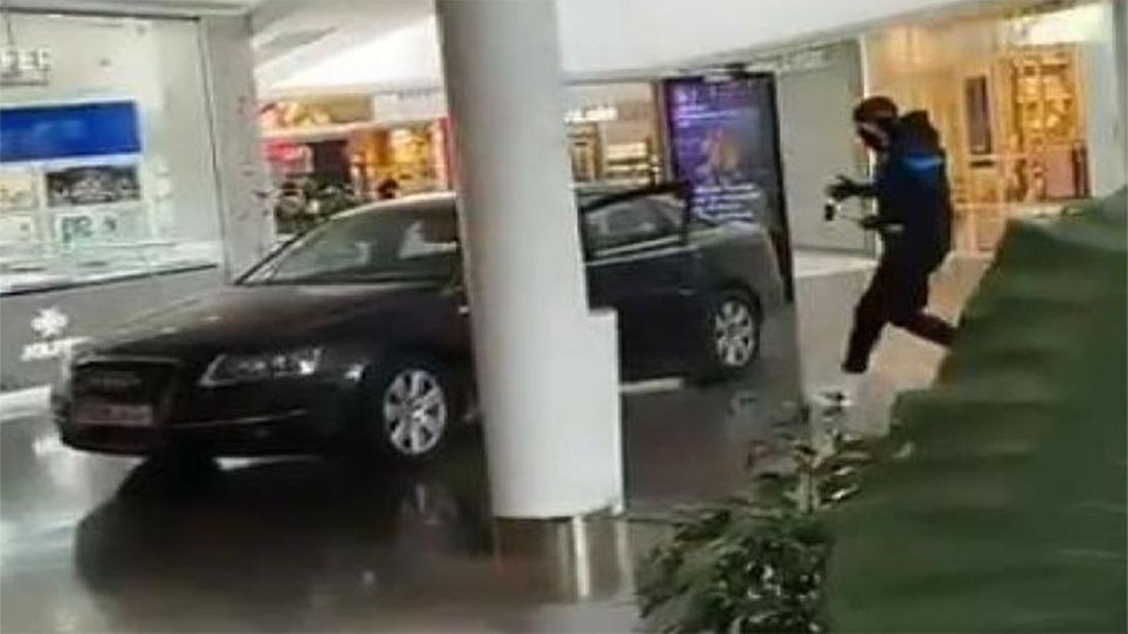 Robo de película: dos atracadores asaltan una joyería a mazazos en Parquesur