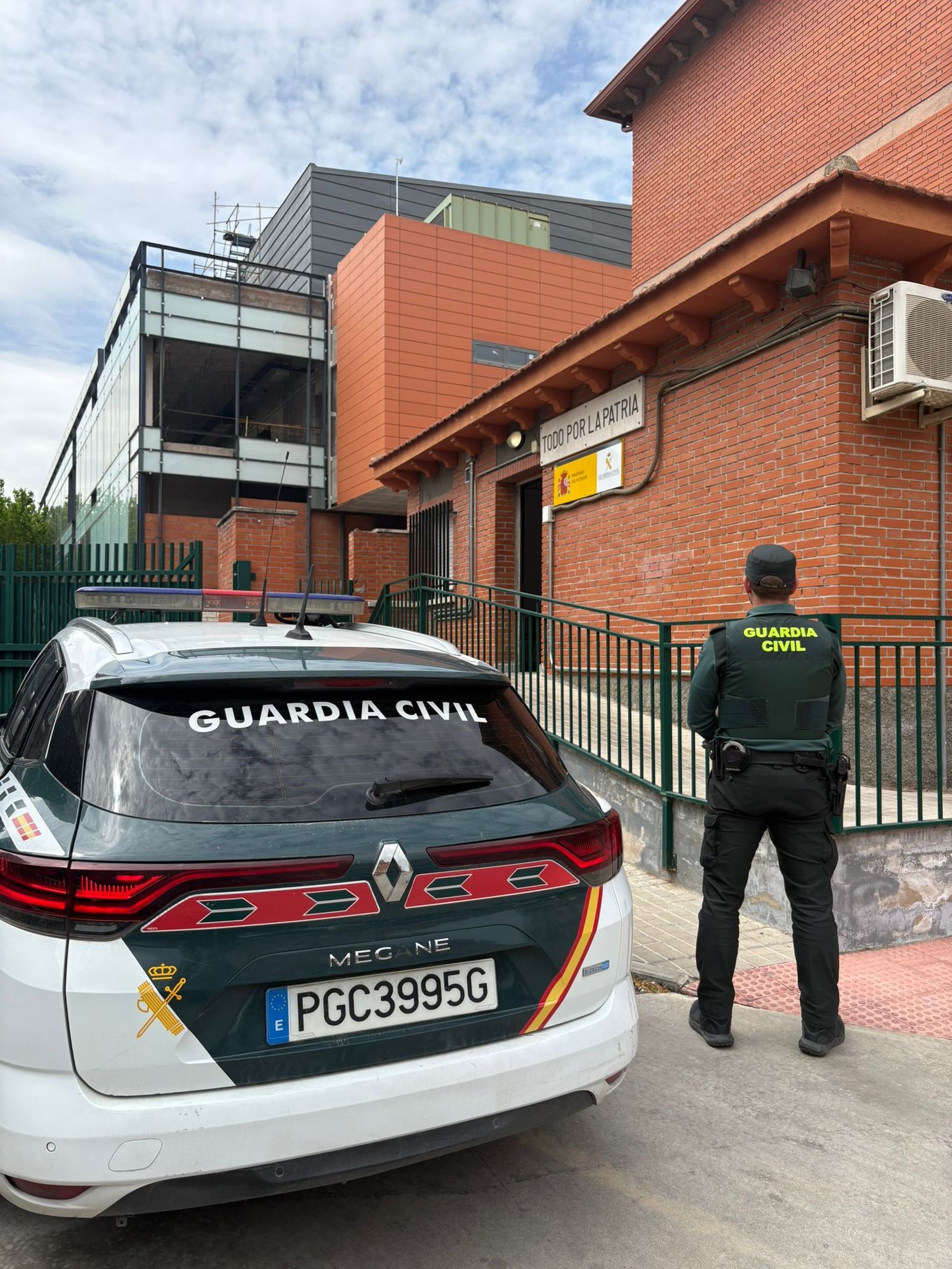 Patrulla de la Guardia Civil ante su cuartel