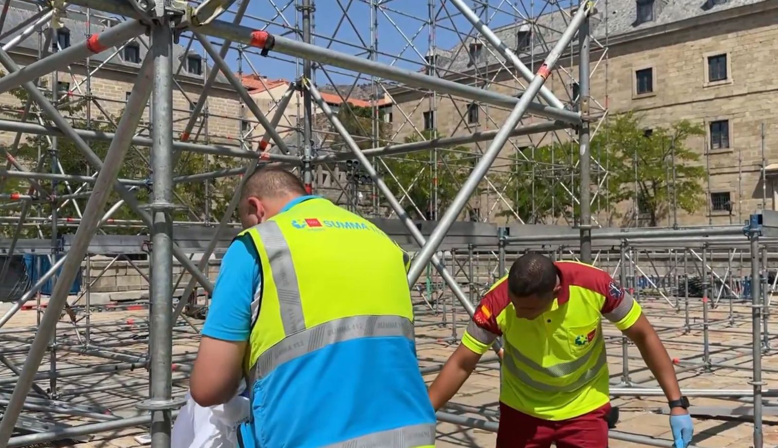Equipos de emergencia entre el andamiaje del escenario de las fiestas de San Lorenzo de El Escorial