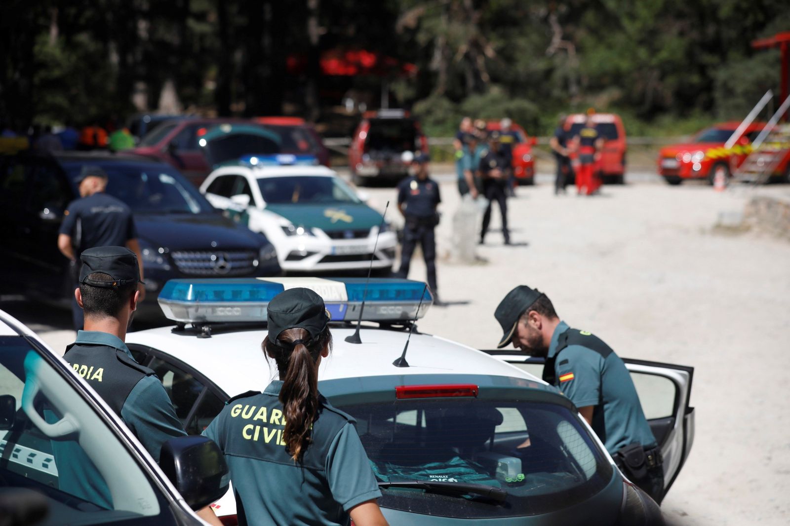 Dispositivo de la Policía Nacional y de la Guardia Civil momentos después de conocerse el hallazgo del cadáver de Blanca Fernández Ochoa
