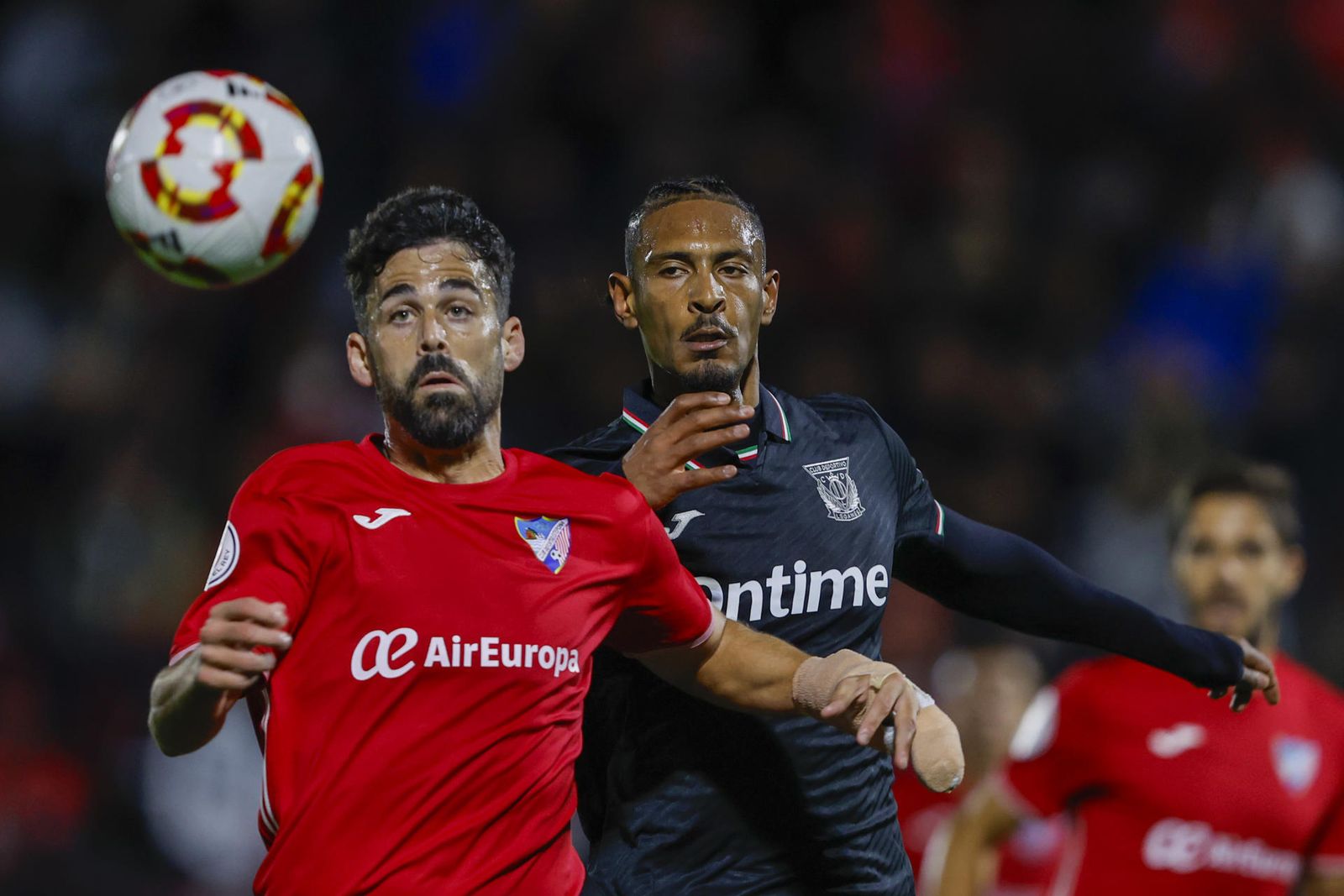 Sebastian Haller ante el Estepona